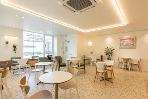 라인 조명이 돋보이는 감성 브런치 카페 홀 인테리어